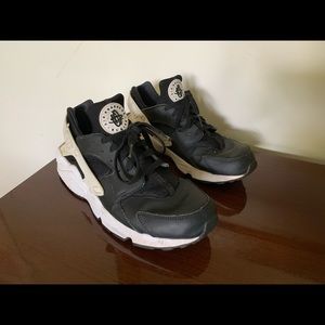 Nike Air Huaraches (Black + White) - Size 11, Men